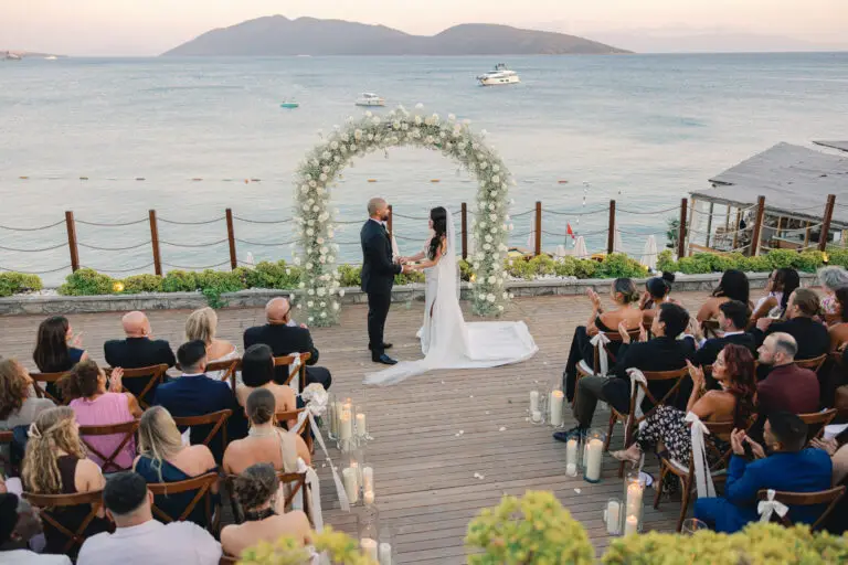 Mett Bodrum'un etkileyici deniz manzarası ve Emily & Joshua